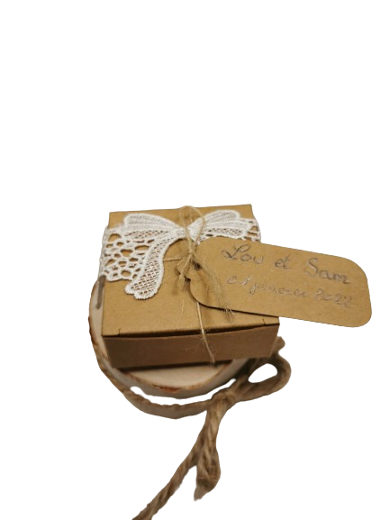 Boite carrée kraft plat avec cordelette et étiquette 6x2,5cm