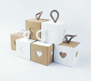Boite cube kraft nature et blanc fenêtre cœur