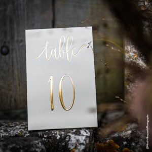 10 marque-tables de 1 à 10, avec une élégante dorure embossée sur fond blanc
