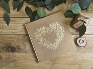 Livre d’Or Kraft 20,5 x 20,5 cm motif cœur or