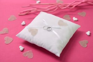 Coussin alliances avec nœud ruban 18x18cm