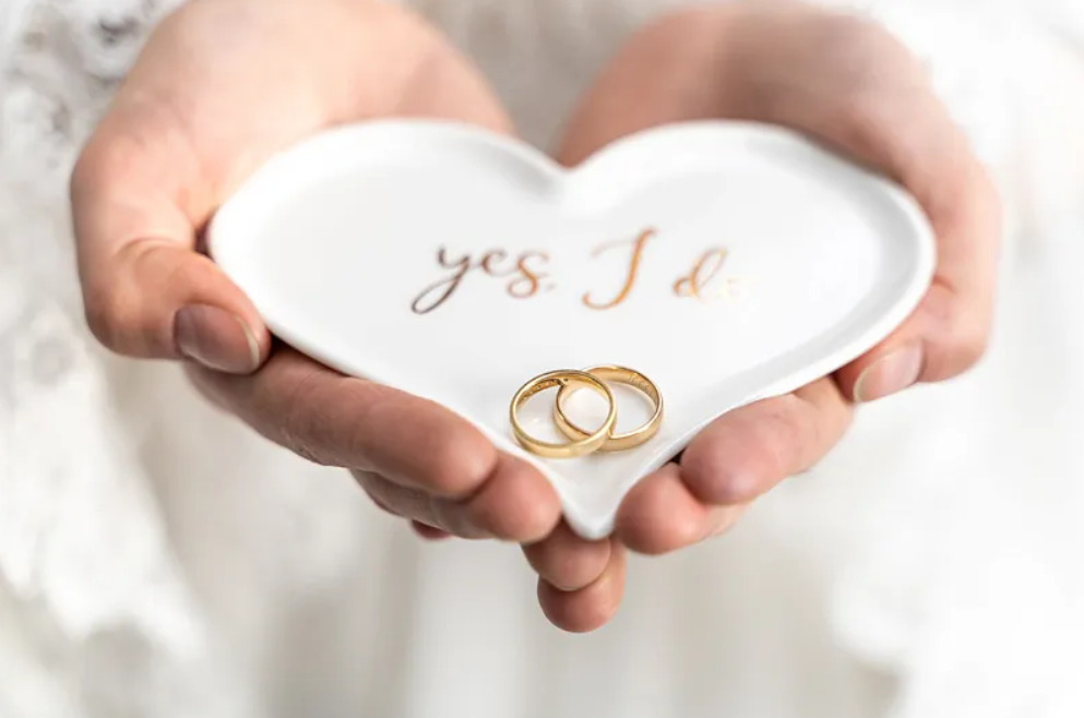 Assiette en porcelaine porte-alliances 13,3x10,8cm