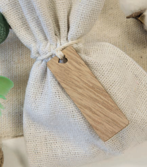 Étiquettes en bois avec cordelette