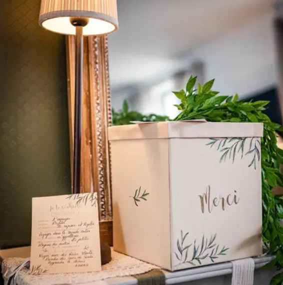 Tirelire kraft “MERCI” or et feuilles d’olivier 21x21x25cm