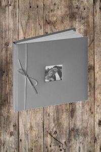 Livre d’Or simili-cuir gris avec emplacement photo 25x25x4cm