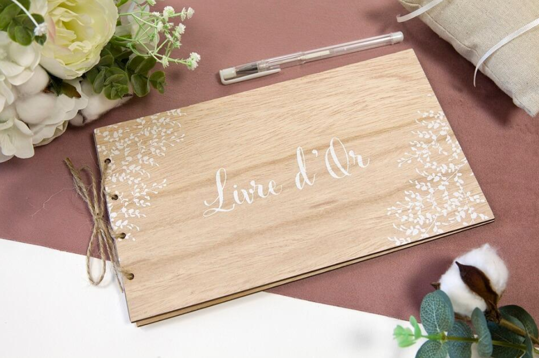 Livre d’or avec une couverture en bois impression blanche de 15x25cm