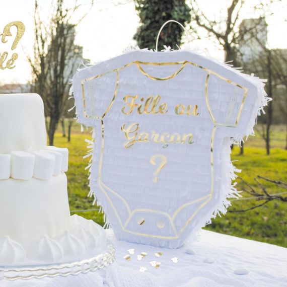 Pinata gender reveal en forme de body avec inscription fille ou garçon