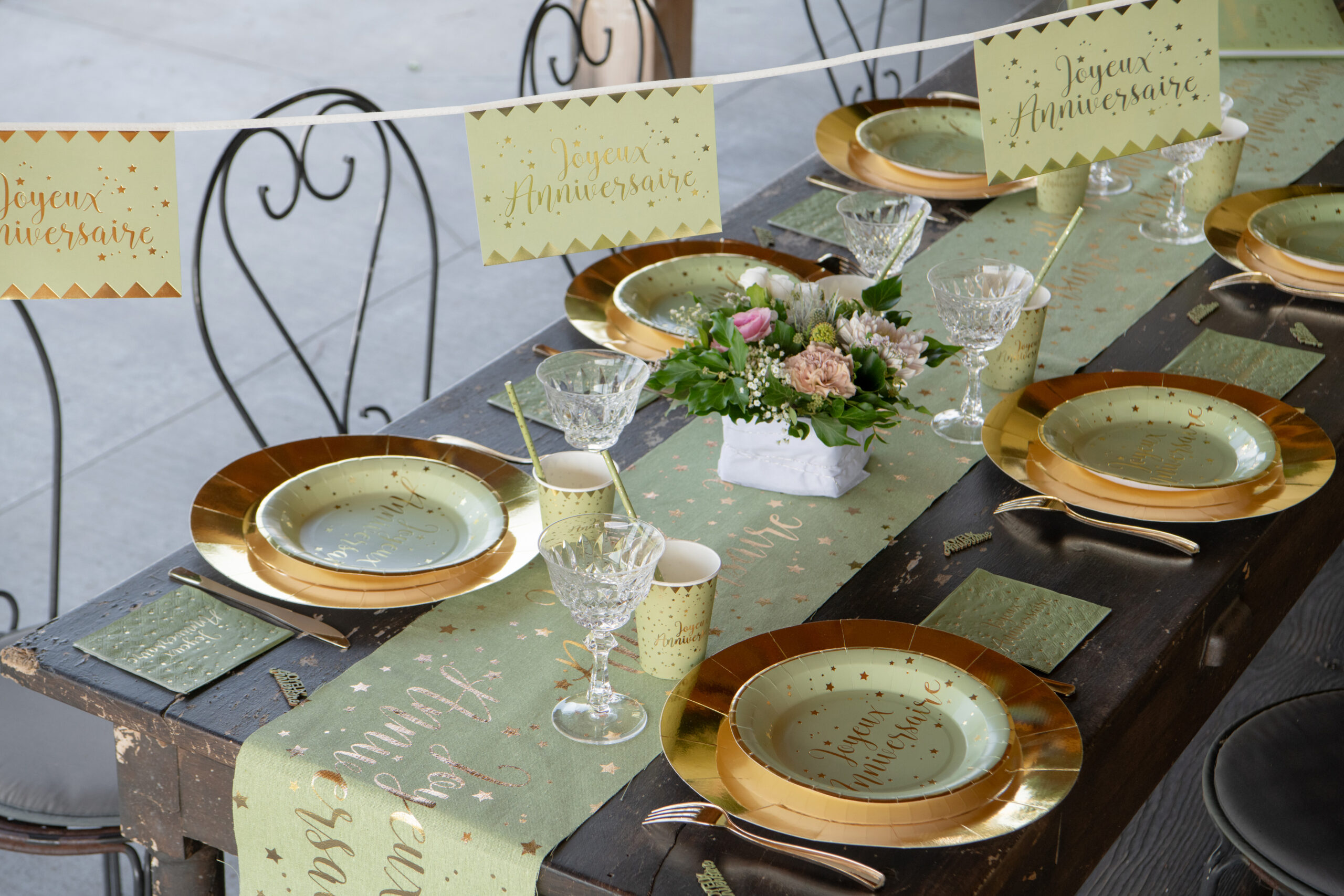 Guirlande de 12 fanions “Joyeux Anniversaire” vert olive 5m